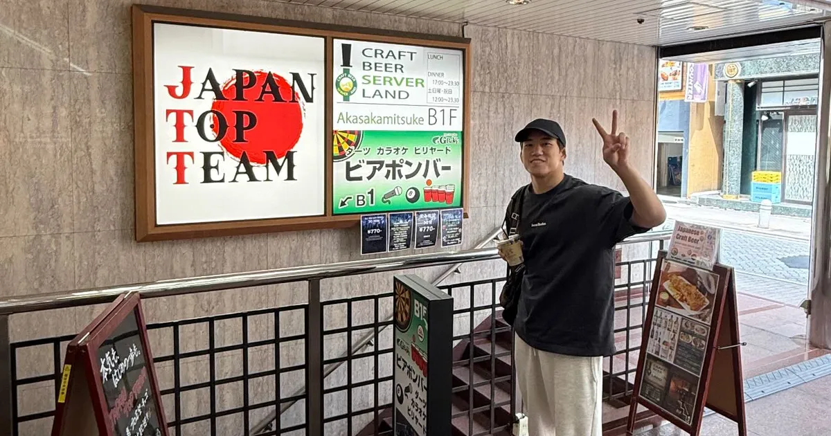 JTT看板前でピースサインをする朝倉海(ビリーのインスタストーリーより)