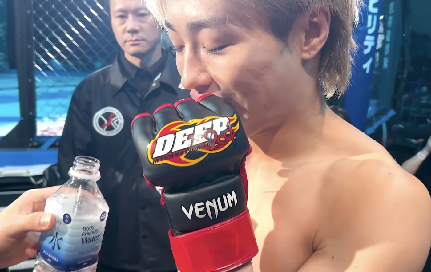 試合のコーナーで選手に差し出されるあなたのからだに近い水