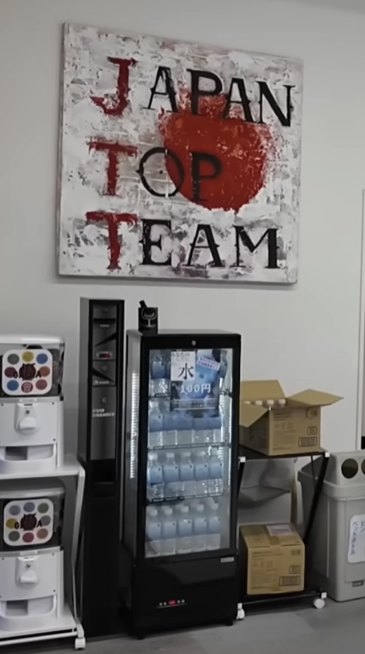 JAPAN TOP TEAMのジム内に設置された水の冷蔵ケース